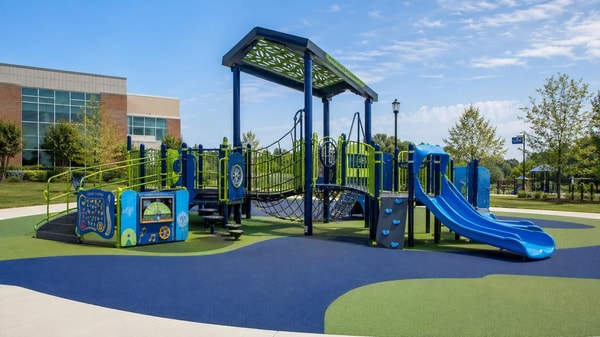 Outdoor play structures that stay engaging across age groups