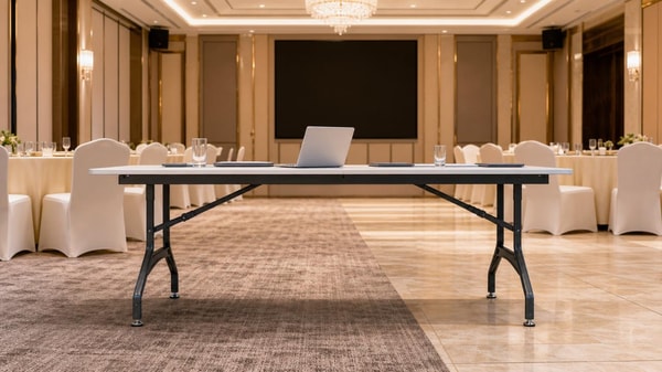 Folding event tables that stay stable on uneven banquet floors