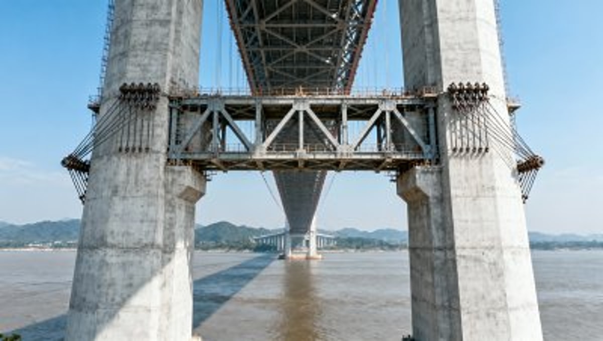 Hannan Yangtze River Bridge South Tower Mid-Beam Poured