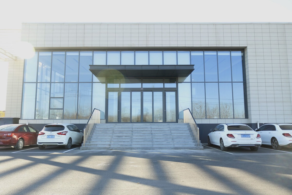 our factory workshop is producing decoration mug and dinnerware with a annual output of 3600 thousands pieces, and the other is producing hand-painted dinnerware with a annual output of 9500 thousands pieces, which are mostly sold to U.S.A, Canada, Europe