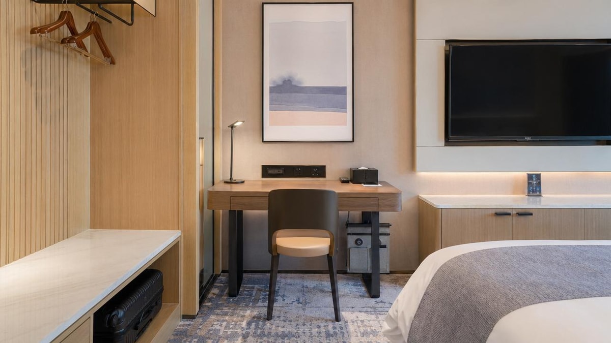 Hotel Desks That Work for Both Business Guests and Small Rooms