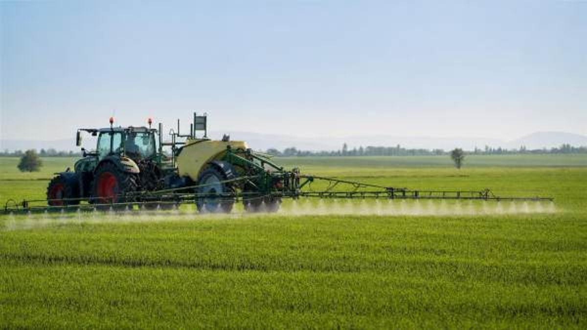 Boom sprayers for tractors: what affects spray uniformity most?
