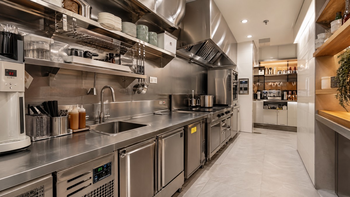 Small cafe kitchen design without crowding the prep line